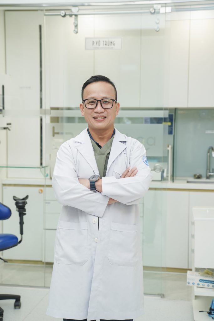 Thạc sĩ bác sĩ Nguyễn Lê Hữu Khoa trong phòng điều trị